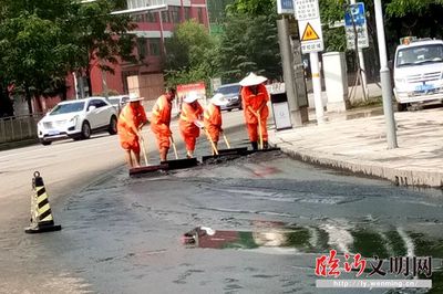 臨沂環(huán)衛(wèi)集團(tuán)雨后清理淤泥 保持路面整潔