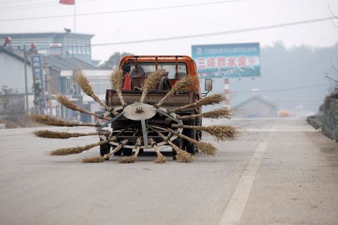 2012年3月14日,湖北當陽,一臺由養護工人自制的道路清掃車在公路上