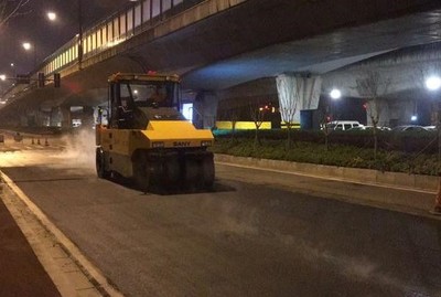 養(yǎng)護(hù)人員夜間作業(yè) 南京江北大道恢復(fù)干凈“容顏”