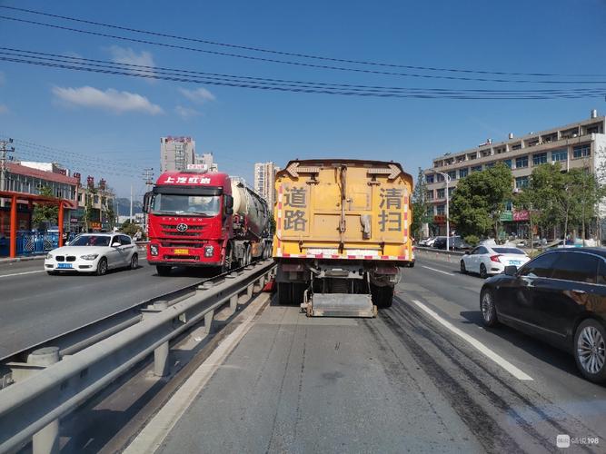 5日橫峰一級公路東塘菜市場邊上 看到一輛未懸掛車輛號牌的道路清掃車