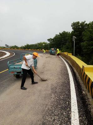 楊郢鄉:做好沿線主干道路環境衛生整治 切實提高道路交通安全保障