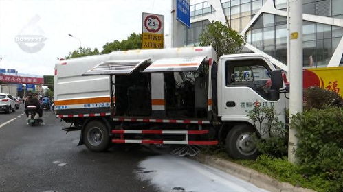 垃圾清運(yùn)車肇事,清洗車被撞沖破隔離欄飛進(jìn)綠化帶
