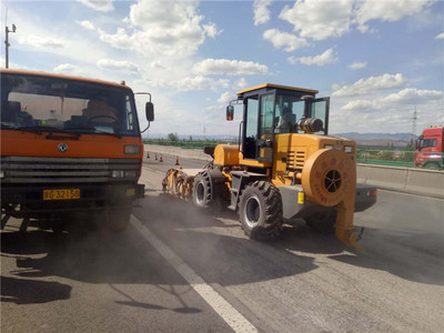駕駛式道路清掃車-伊春道路清掃車-天潔機械(在線咨詢)