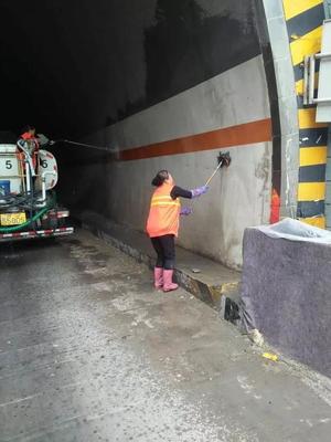 甘泉公路管理段清洗沿線設施美化道路環境