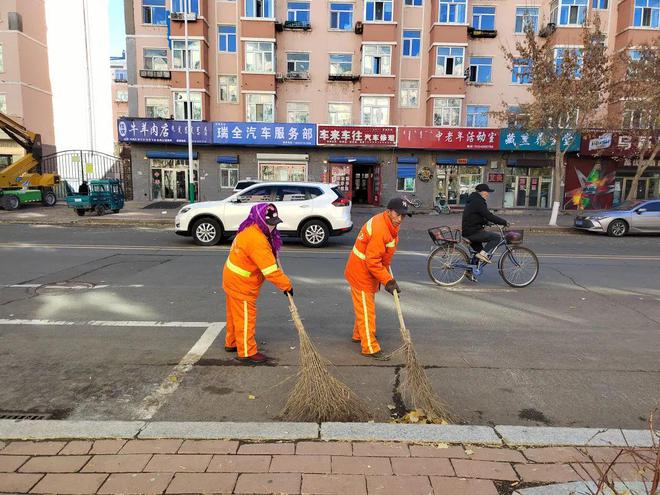 落葉紛飛“不留痕”道路保潔“不打折”