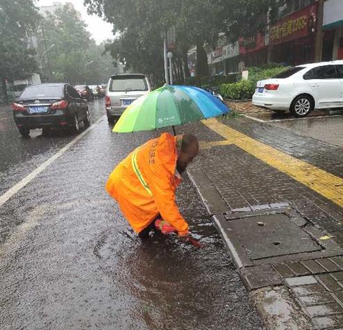 漯河郾城區環衛服務中心多項舉措清理雨后道路淤泥