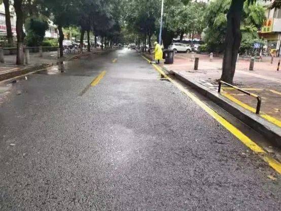黃埔街 他們的堅守,美了雨中黃埔