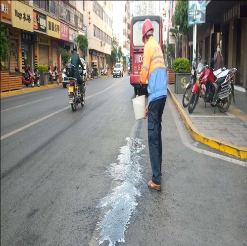 及時(shí)清洗道路油污 消除安全隱患