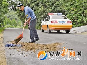 公路局緊急清理路面污染