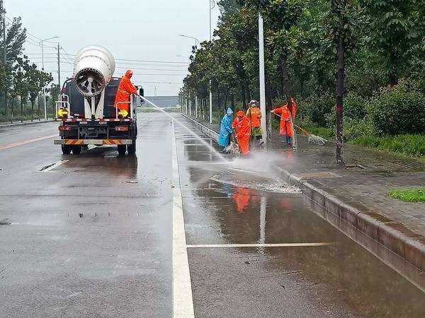 暴雨后道路清淤保潔,仁仁潔啟用環衛保潔應急方案,保障道路.