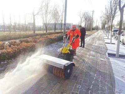 蘭州新區千余名環衛工及時清掃道路積雪