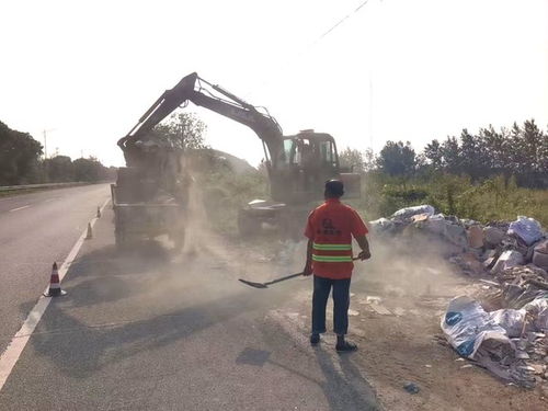 關注 高郵公路清理路肩300平方米建筑垃圾......