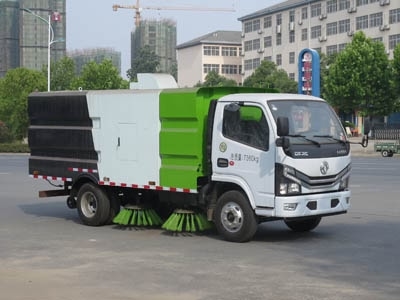 新東日牌東風(fēng)多利卡5方掃路車