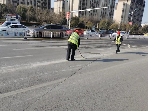 薛城區(qū)綜合行政執(zhí)法大隊及時清洗道路 大花臉