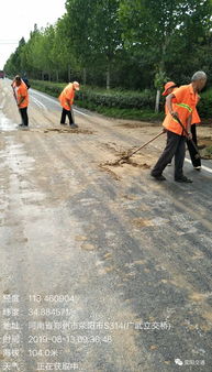 滎陽市公路局 清理道路泥土 確保藍天白云
