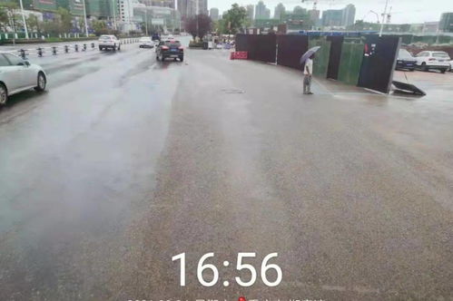 大足區(qū)環(huán)衛(wèi)管理所清理路面渣土,維護道路環(huán)境