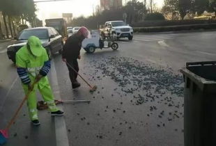 城管局指揮中心快速反應(yīng)清理路障確保道路安全通暢